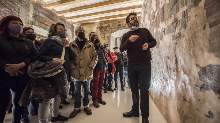 Bagà recupera les pintures murals més antigues del Palau de Pinós