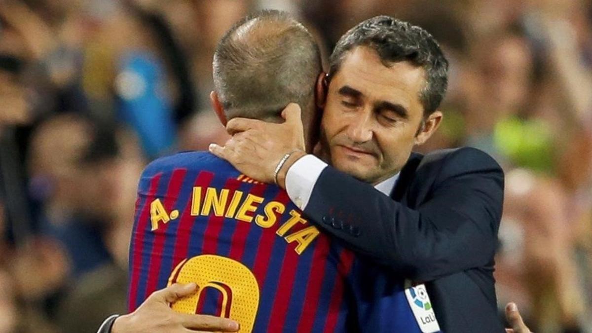 Valverde e Ineista se abrazan en el momento de la sustitución.