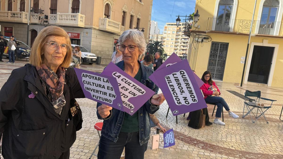Integrantes del club de lectura manifestándose en Elche.
