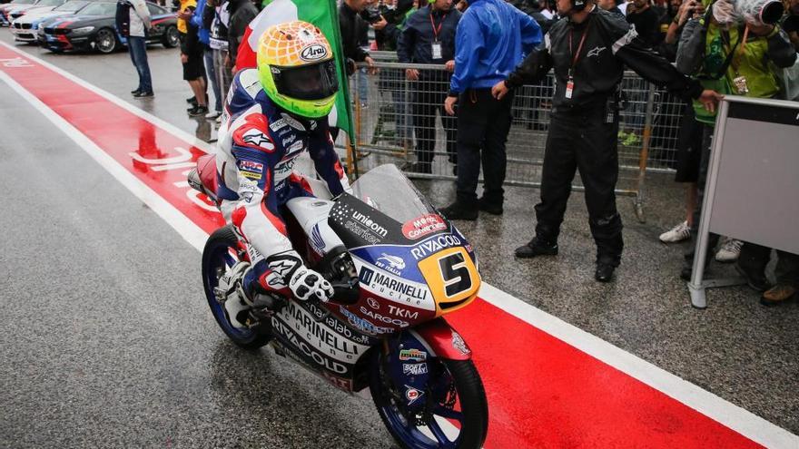 Fenati sacó la bandera italiana por la victoria.