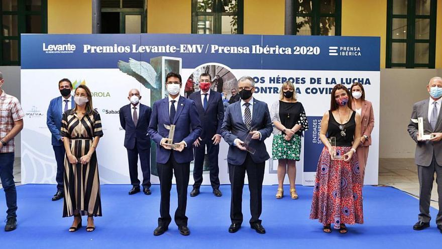 Los galaronados, en primera fila. Detrás, los padrinos del acto (el presidente de las Corts Valencianes, Enric Morera, y la presidenta del PP de València, María José Catalá, junto a directivos del periódico y el presidente de la Fundación José Luis López, patrocinador de los galardones a entidades sociales.