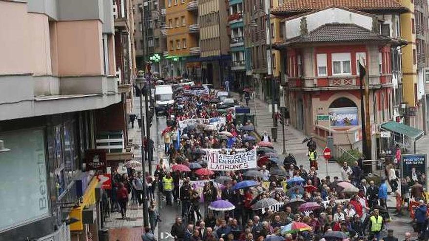 Grupos feministas, en una protesta de pensionistas, el pasado mayo.