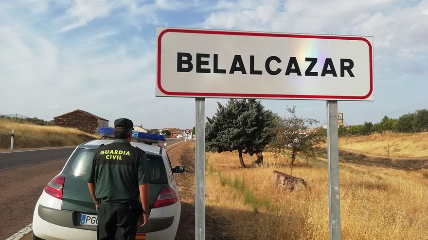 Agentes de la Policía Nacional junto a un coche patrulla.