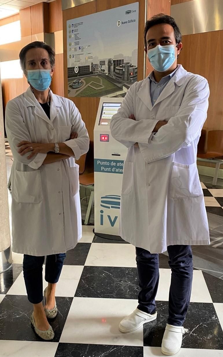 La Dra. Oliete y el Dr. Blanch en las instalaciones del IVO.