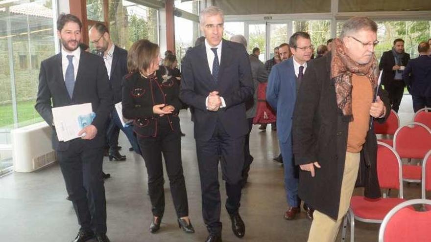 Conde con representantes del sector del agua, en el balneario. // N.P.