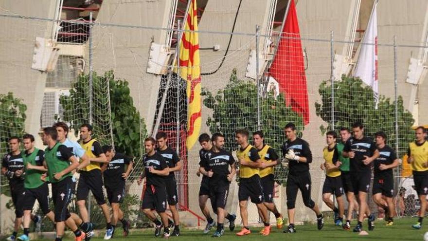 Los jugadores del Celta entrenándose ayer en las instalaciones del Nàstic. / r. grobas