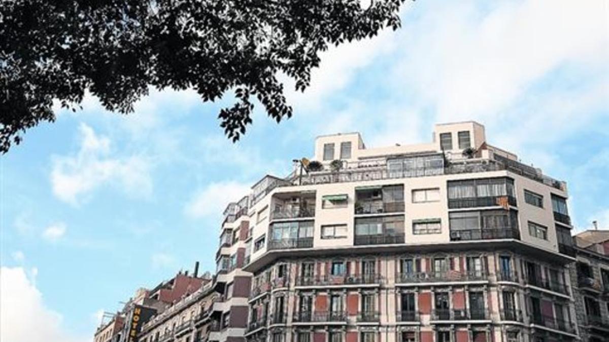 'Sombrero' 8 Edificio en la confluencia de las calles de Aragó y Bailèn, con varios pisos añadidos décadas atrás.