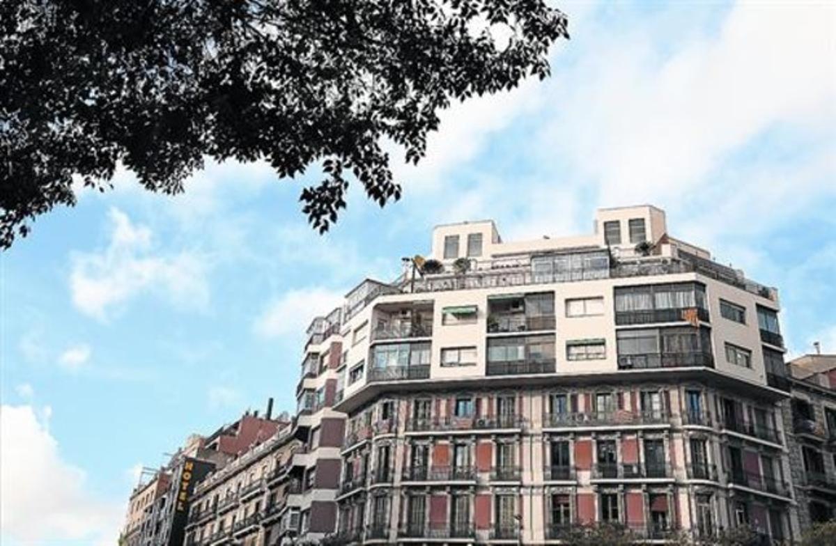 ’Barret’ 8 Edifici a la confluència dels carrers d’Aragó i Bailèn, amb diversos pisos afegits dècades enrere.