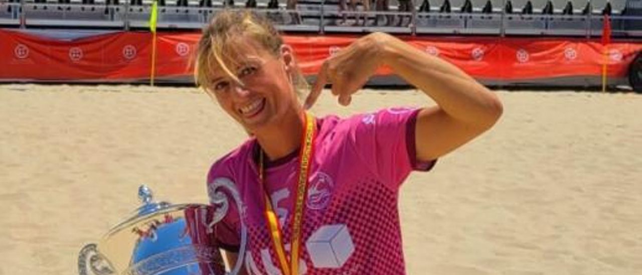 Heba Bermúdez con la copa de la Liga Nacional. |  // FDV