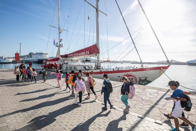 Galería de imágenes de las puertas abiertas del Open Arms en el puerto de Ibiza