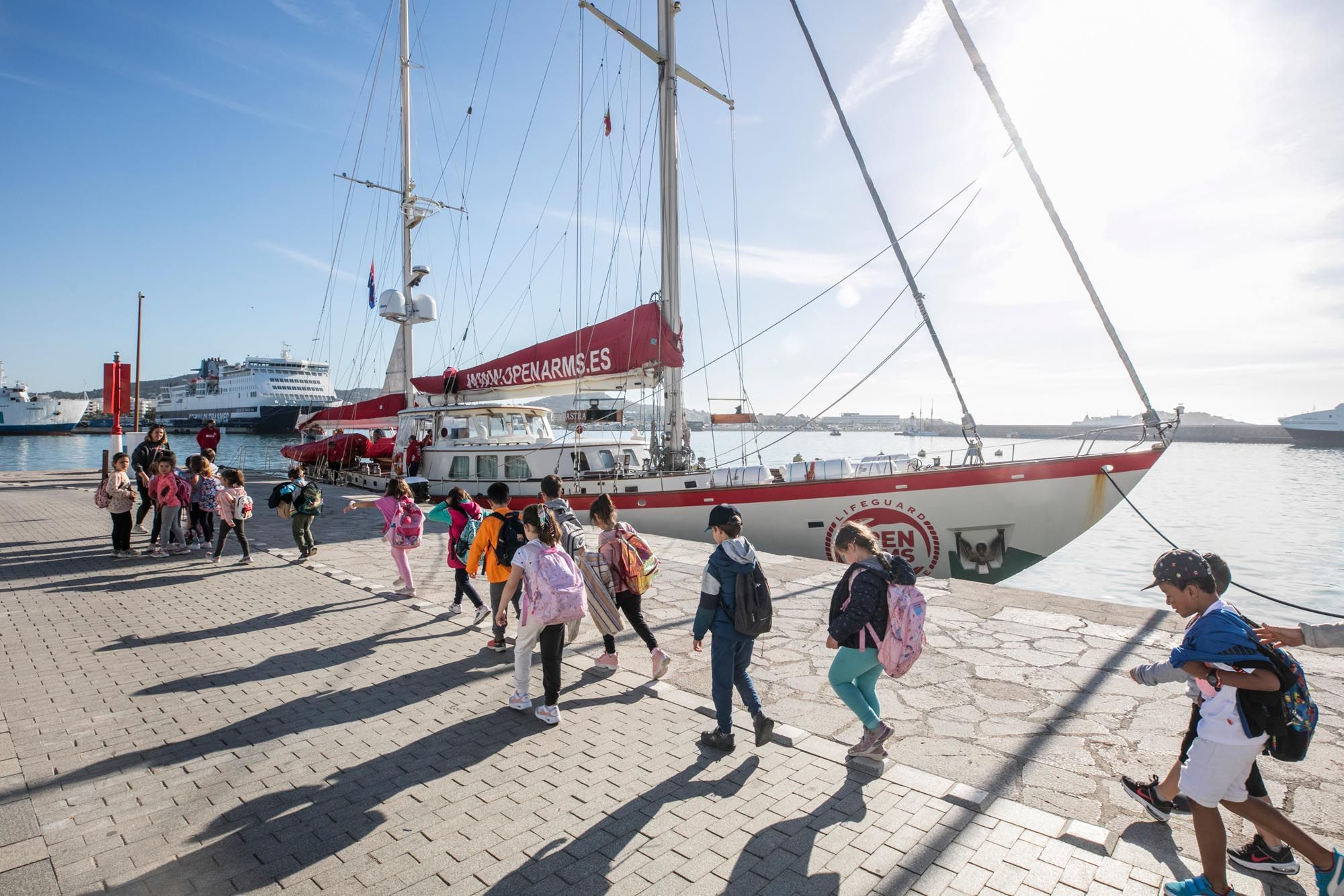 Puertas abiertas del Open Arms en el puerto de Ibiza