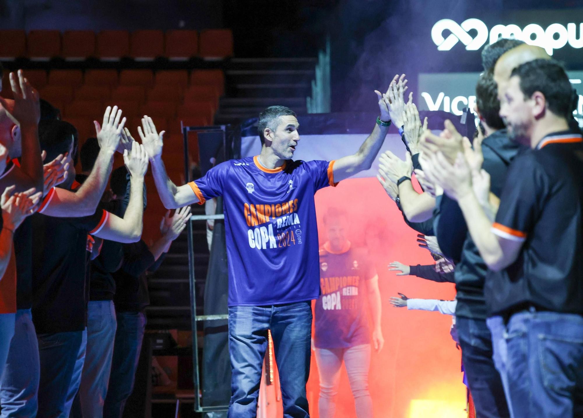 El Valencia Basket celebra a lo grande la Copa de la Reina con su afición