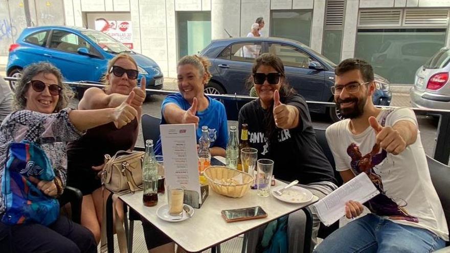 Miembros del comité de empresa celebran el acuerdo con Atende después de la firma.