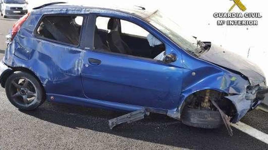 Un ponteareano abandona su coche tras una colisión en la AP-9 con un herido grave