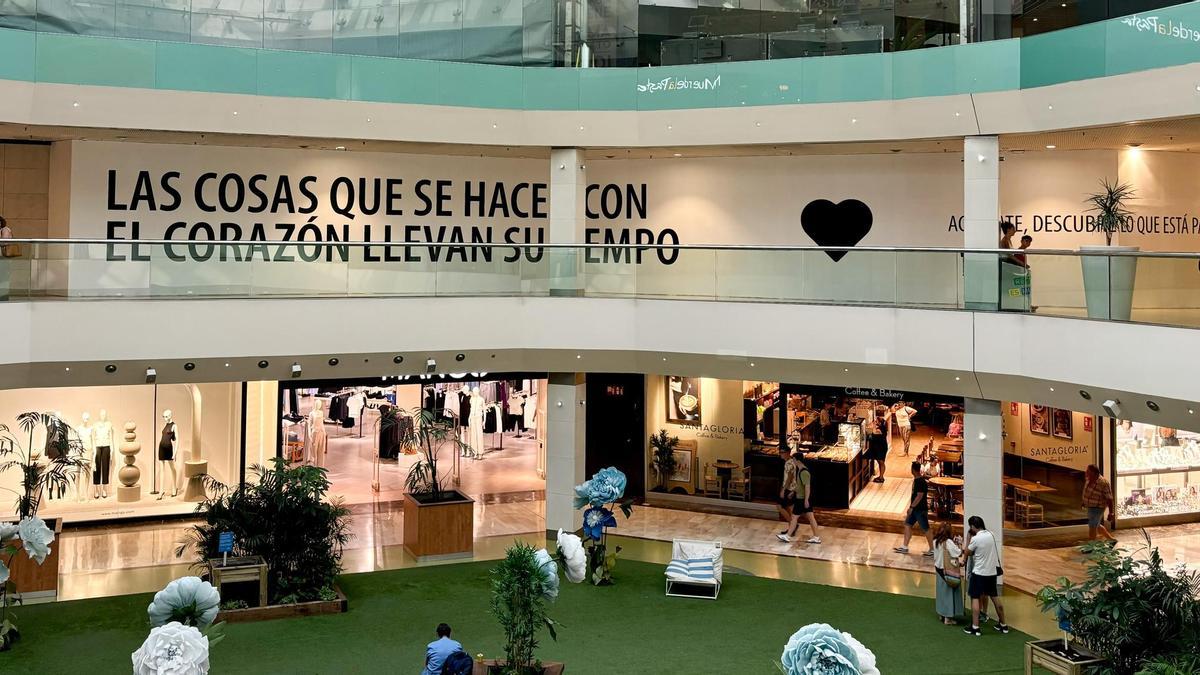 Interior del centro comercial Grancasa.