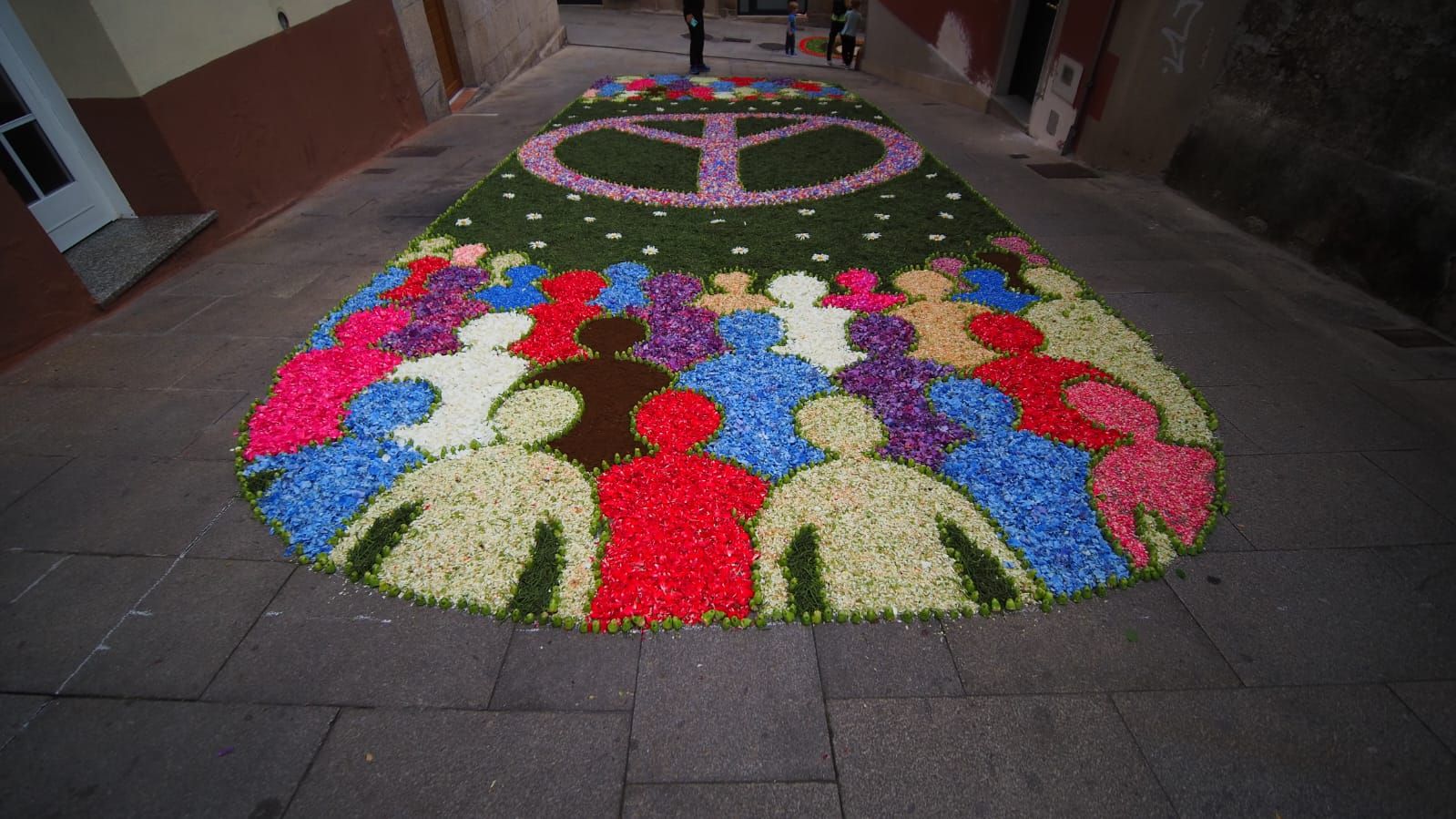 Redondela, cubierta por sus alfombras de flores