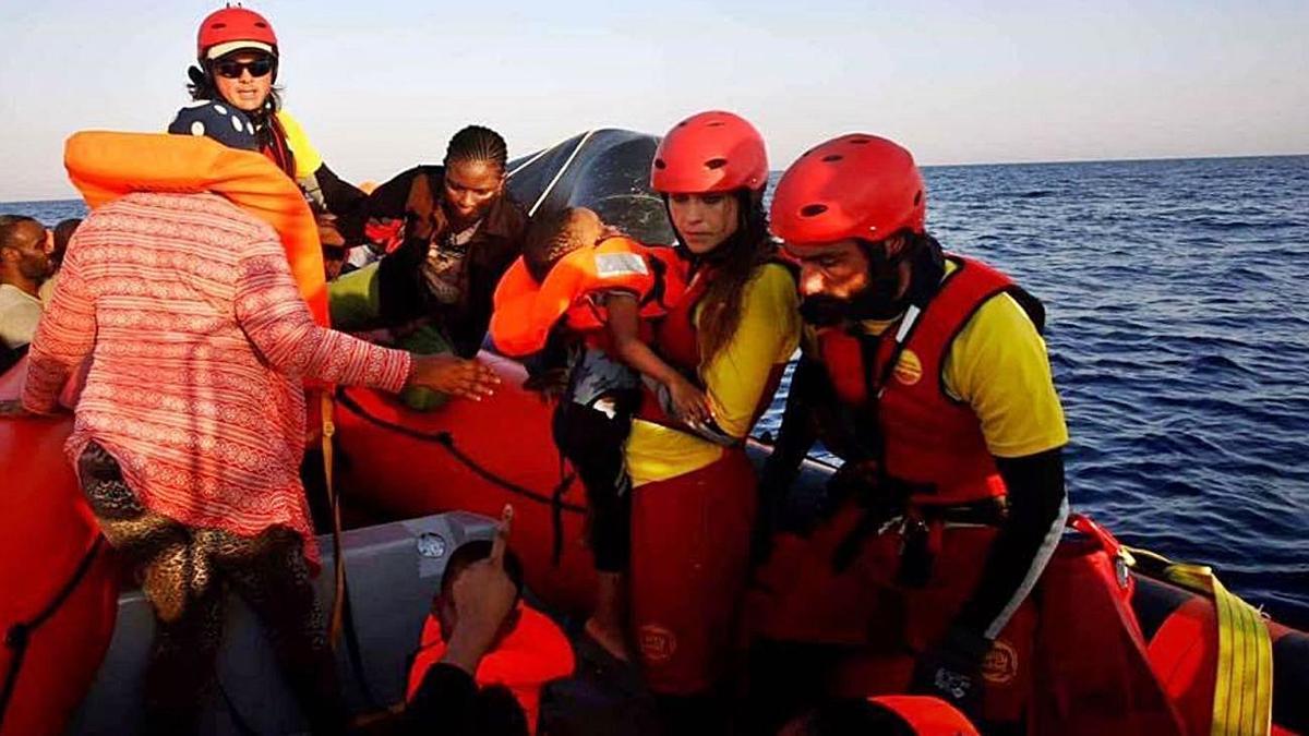 Claudia durante una misión de rescate  en el Mediterráneo ceneral con la ONG Proactive Open Arms.