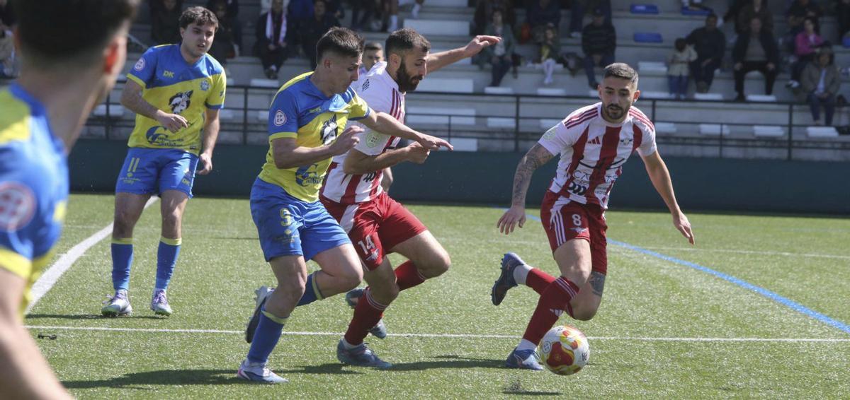 Lance del duelo contra el Cambados, disputado el domingo en O Casal. | SANTOS ÁLVAREZ