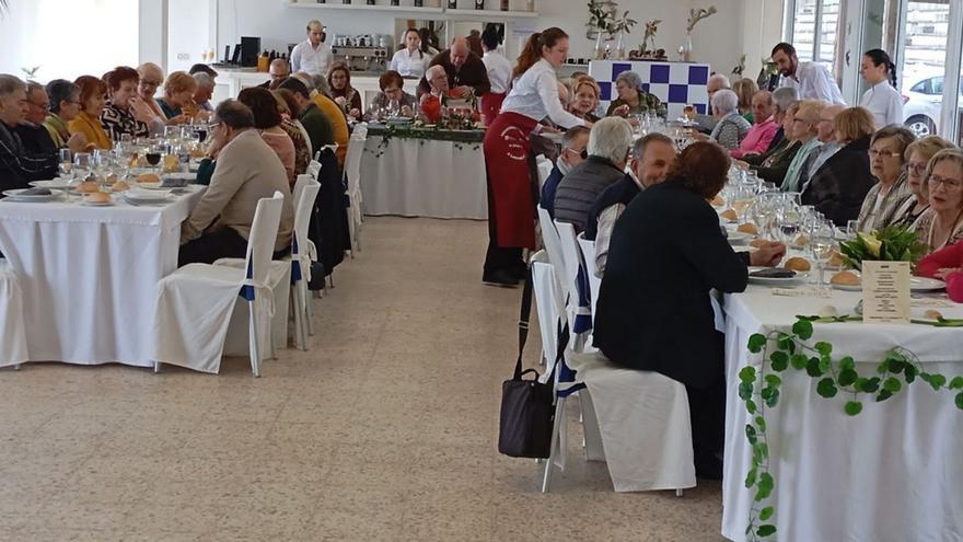 Integrantes de Asxupen en el almuerzo ofrecido hoy por la escuela taller de hostelería.