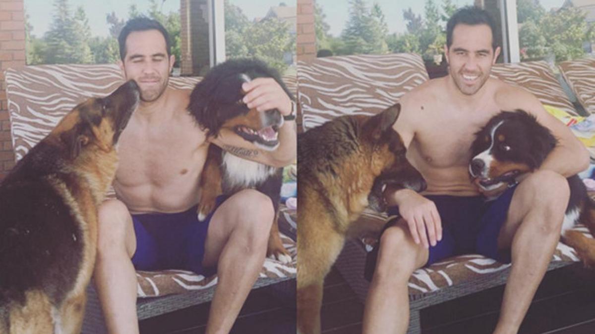 Claudio Bravo y sus perros