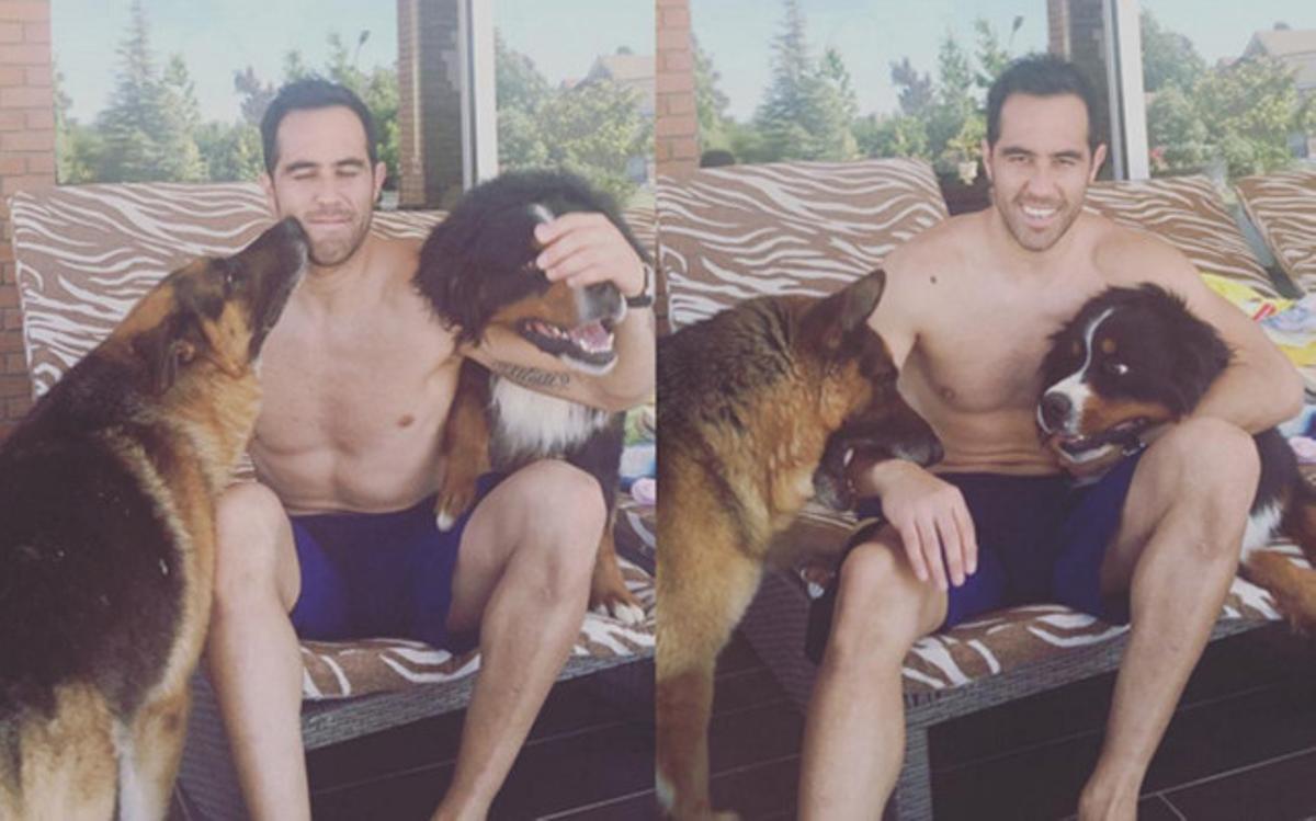 Claudio Bravo y sus perros