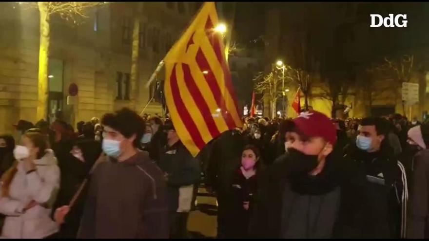 Multitudinària manifestació a Girona per rebutjar la detenció de Pablo Hasél