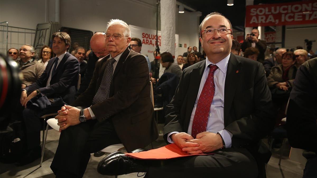 Miquel Iceta junto a Josep Borrell esta mañana en la sede del PSC.