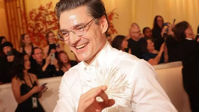 Lo de Pedro Pascal sin barba en los Premios Oscars 2026 ha sido como cuando viste a tu padre afeitado por primera vez