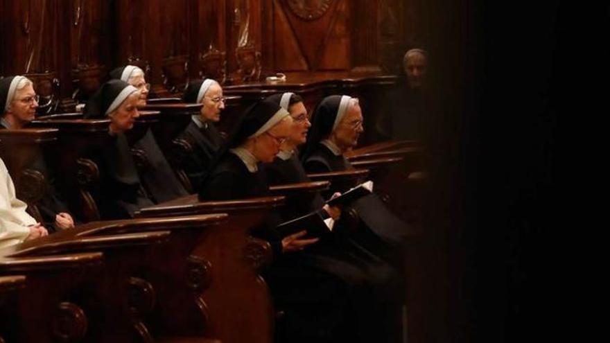 El coro de las Pelayas durante el canto de vísperas. mara villamuza