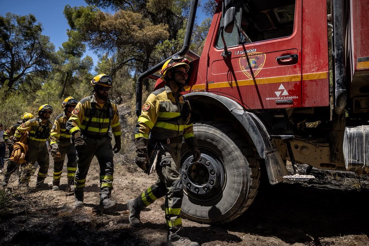 En imágenes | El operativo de INFOAR sigue este jueves con las labores de extinción en el incendio de Leciñena