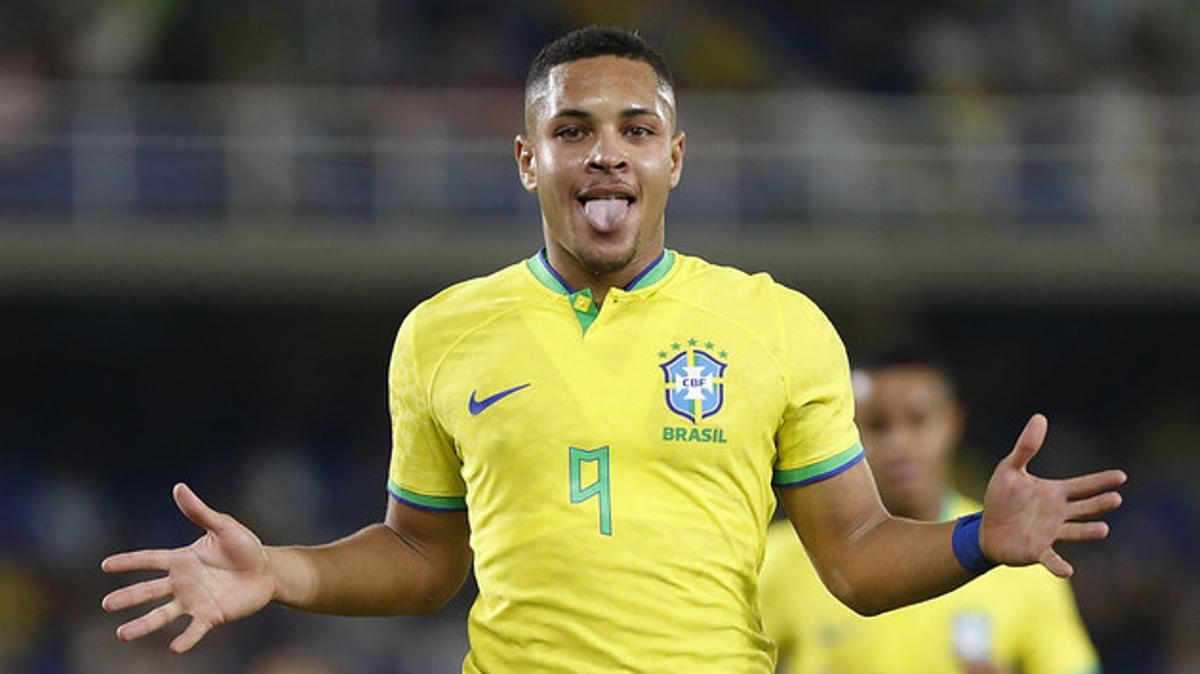 Vitor Roque is behind Ronaldo in his debut with Brazil