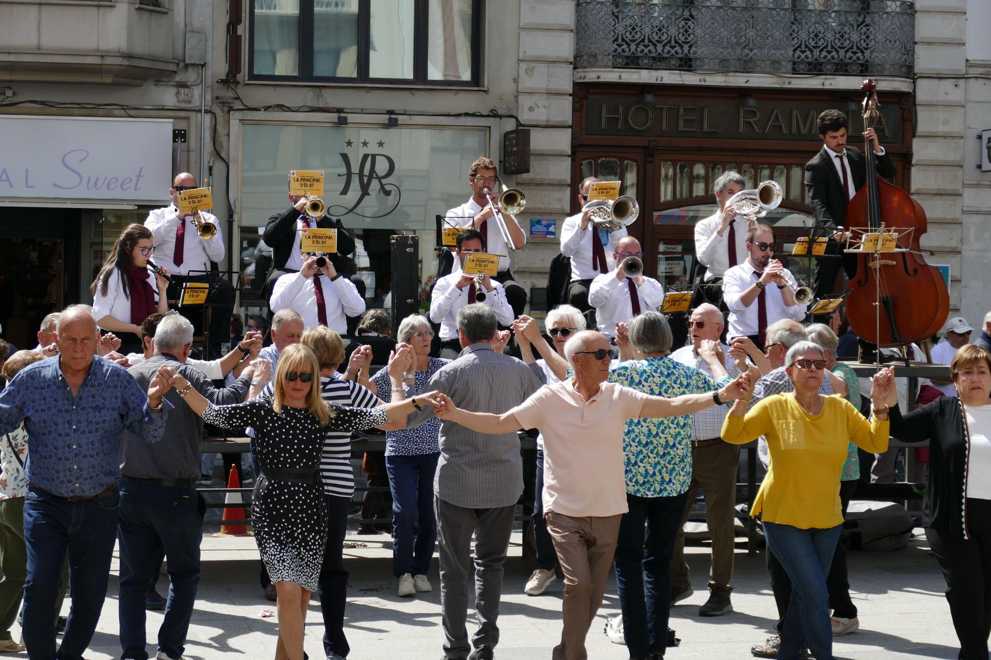 Figueres viu un Sant Jordi multitudinari