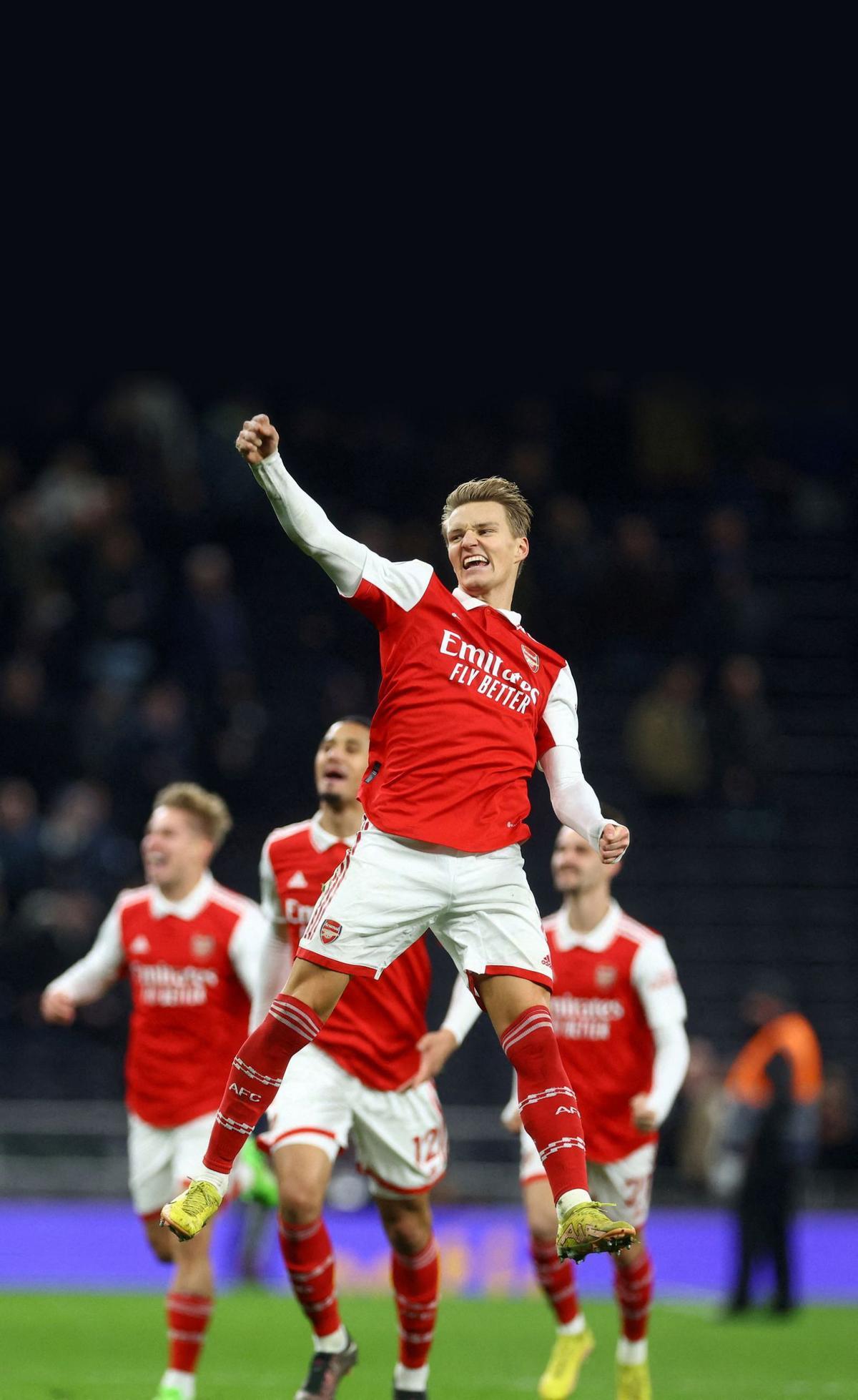 A la izquierda, Odegaard celebra uno de los goles al Tottenham. A la derecha, los jugadores del Nápoles, con Lobotka en el centro, festejan la goleada a la Juve. |  // REUTERS