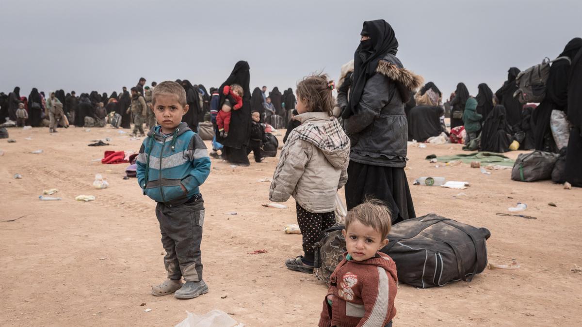 Varios menores en el campamento  Al Hol, al noreste de Siria.