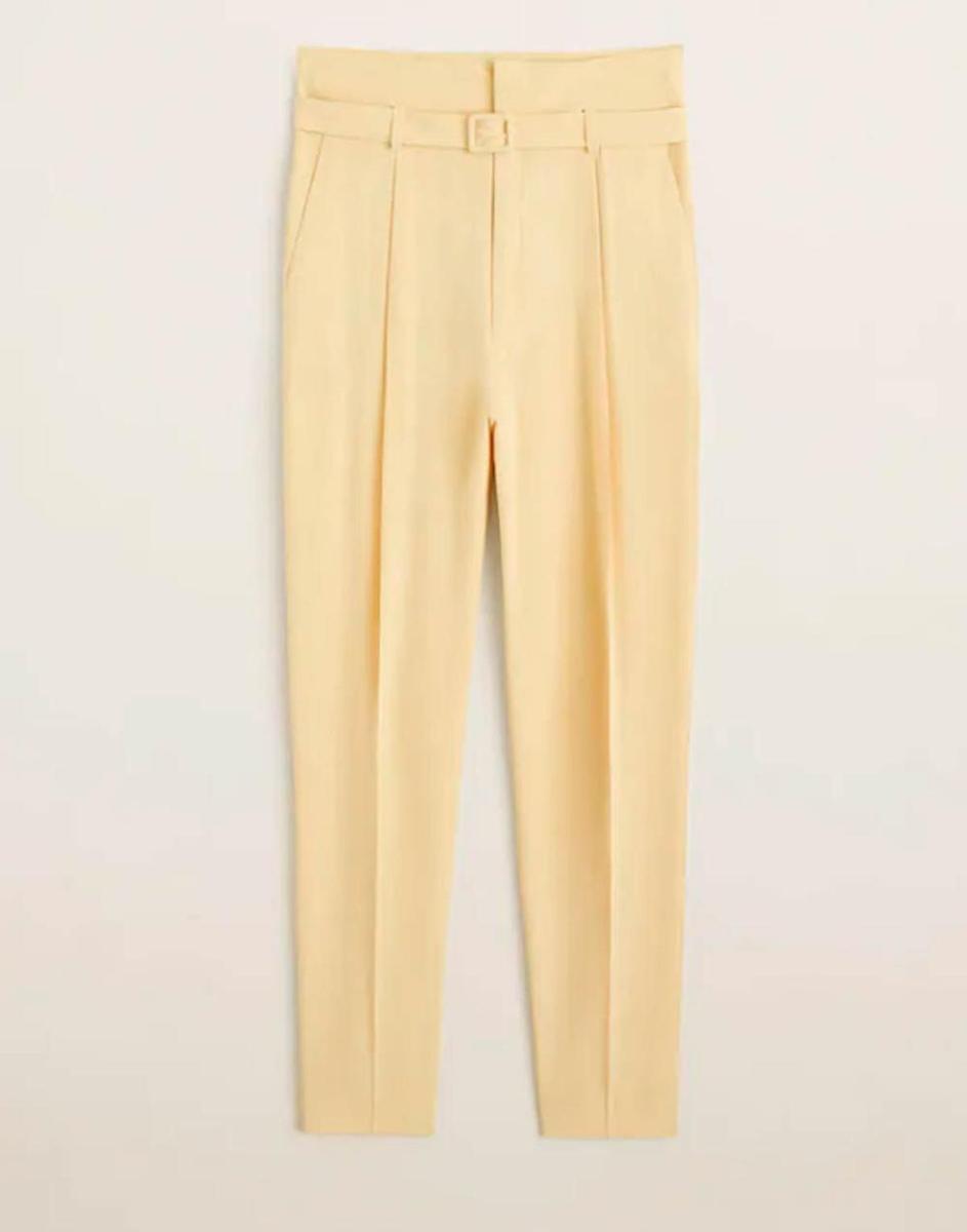 Pantalón en color vainilla de Mango Outlet. (Precio: 9,99 euros)