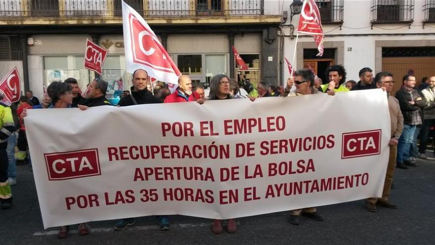 Los trabajadores municipales se concentran para reivindicar la recuperación de servicios