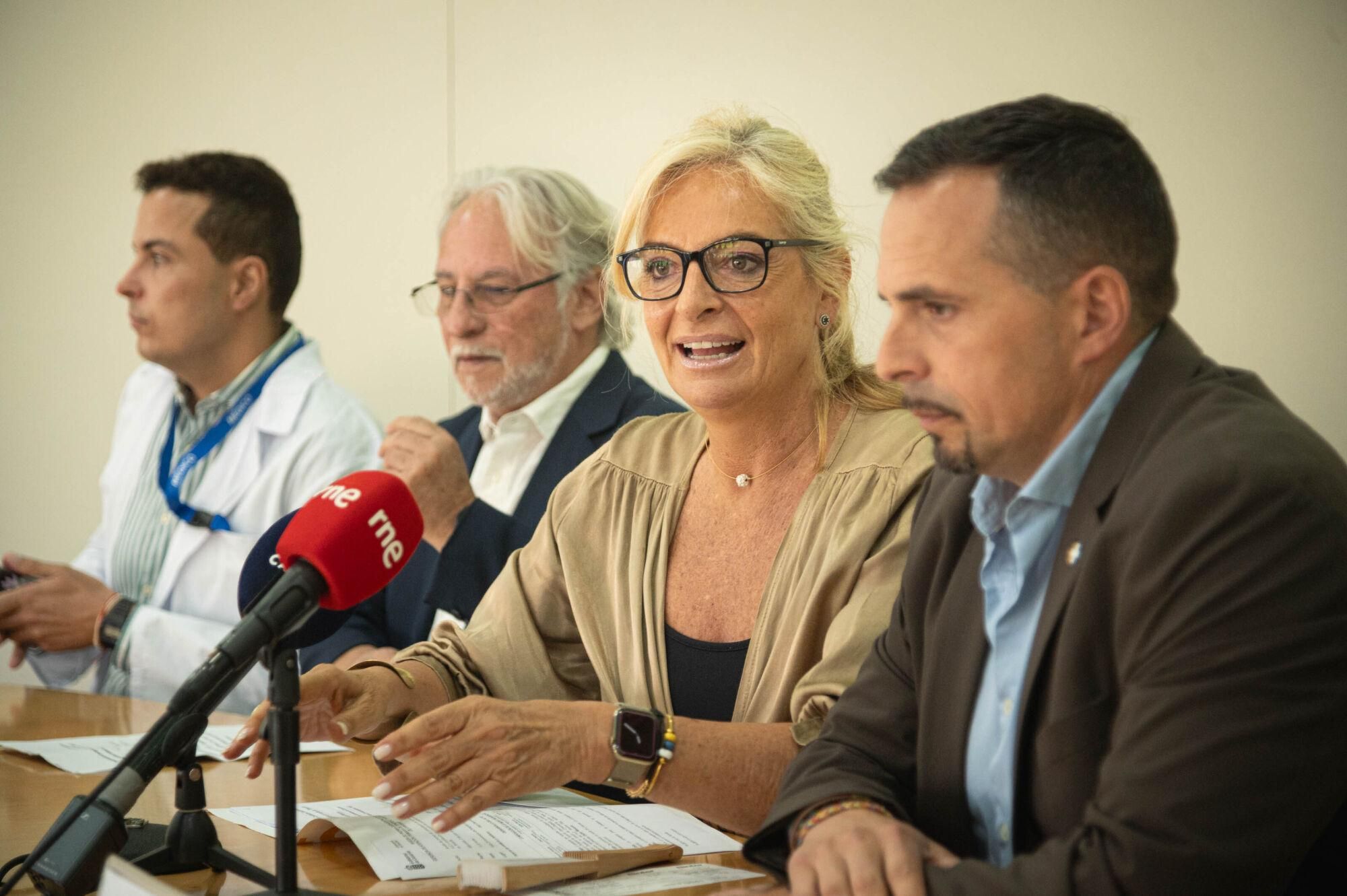 La consejera de Sanidad, Esther Monzón, el gerente del Complejo Hospitalario Universitario de Canarias (HUC), Adasat Goya, y el gerente de Atención Primaria de Tenerife, Jesús Delgado, presentan el servicio de Cuidados Paliativos del HUC  y la ampliación de los cuidados paliativos domiciliarios al norte de Tenerife.