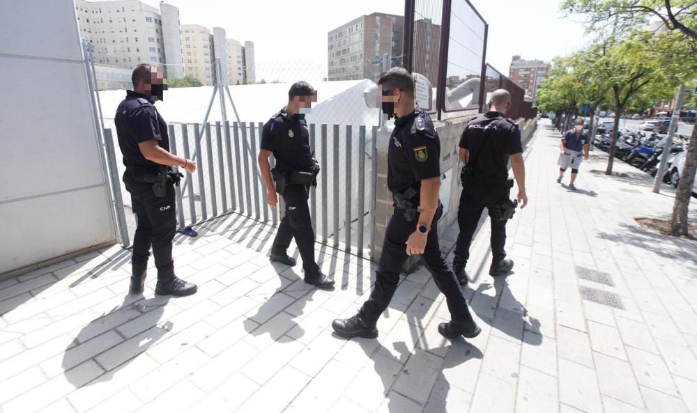 Cuatro positivos y nuevo intento de fuga entre los inmigrantes confinados en Alicante.