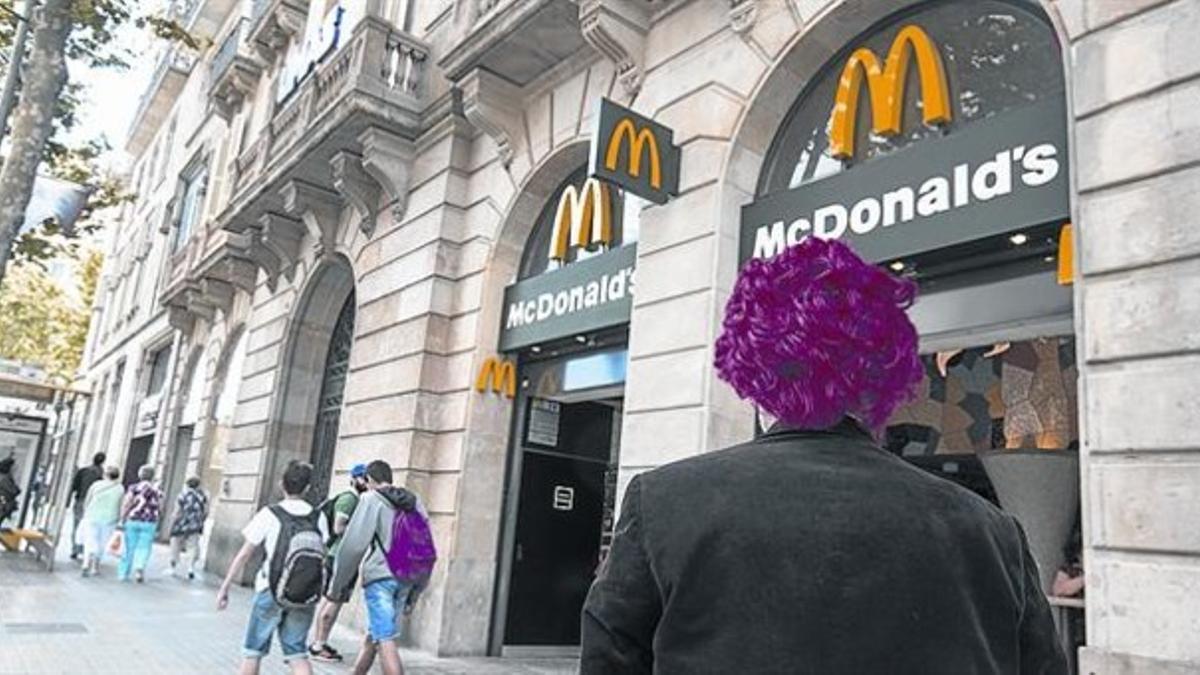 Con la peluca a cuestas 8 El actor J. G. B., el pasado viernes, frente a un McDonald's de Barcelona.