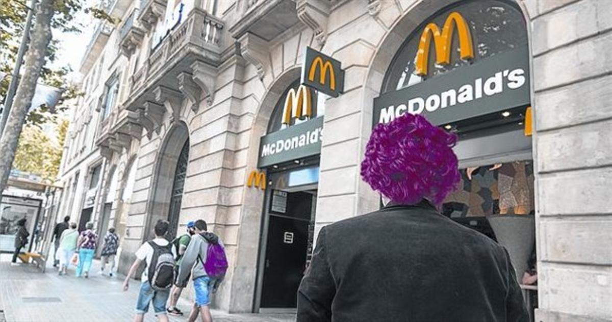 Amb la perruca posada 8 L’actor J. G. B., divendres passat, davant un McDonald’s de Barcelona.