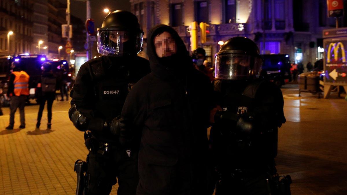 Els Mossos han detingut 109 persones en les protestes en recolzament a Pablo Hasél