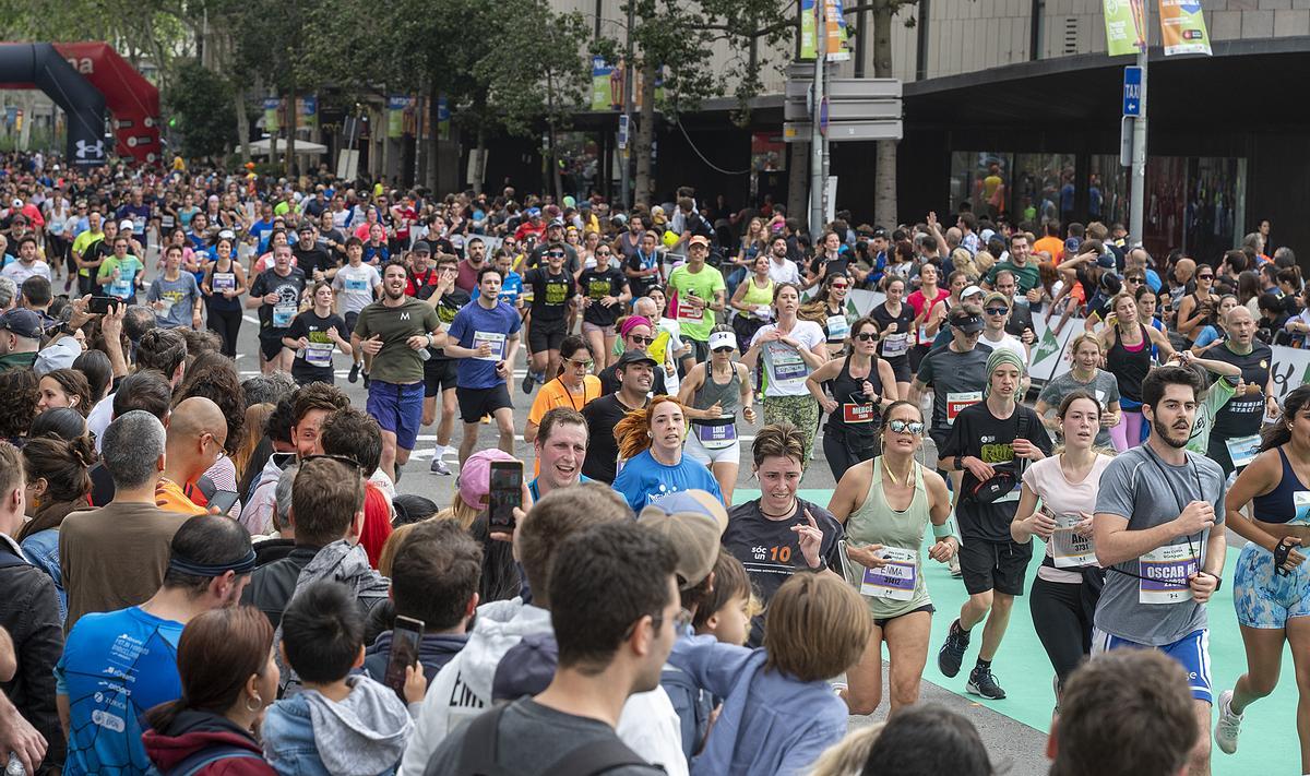 Los participantes finalizando en plaça Catalunya su recorrido de 10 km durante la 44 edición de la Cursa de El Corte Inglés