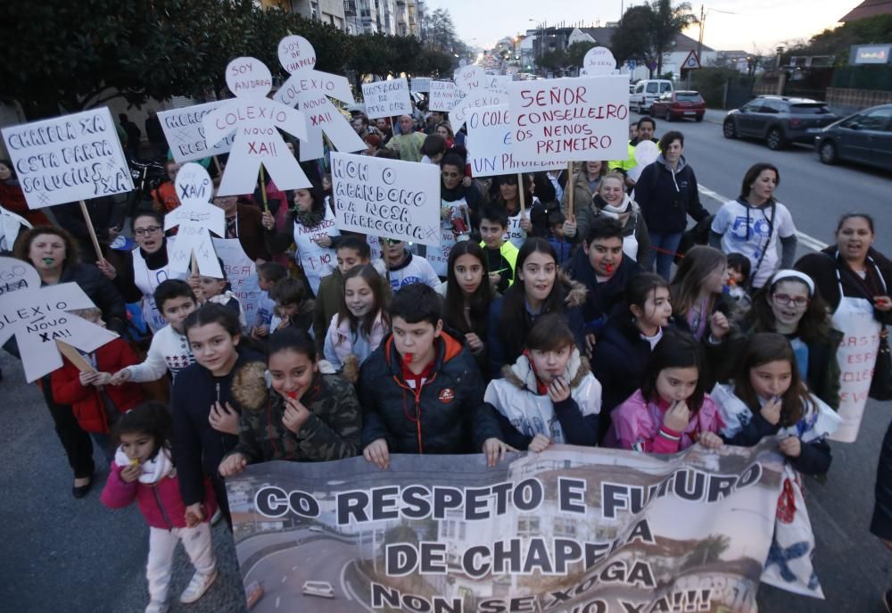 Dos mil vecinos secundan la marcha encabezada por niños y padres del CEIP Igrexa