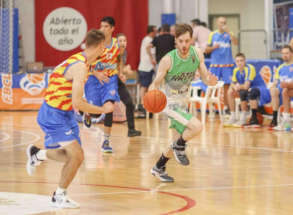 Un jugador del NB Xàtiva con el balón ante un rival del Altea en la final.