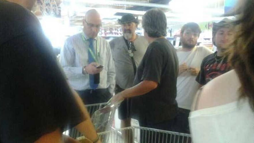 Un grupo de activistas intenta llevarse tres carros con material escolar del Carrefour de Zafra