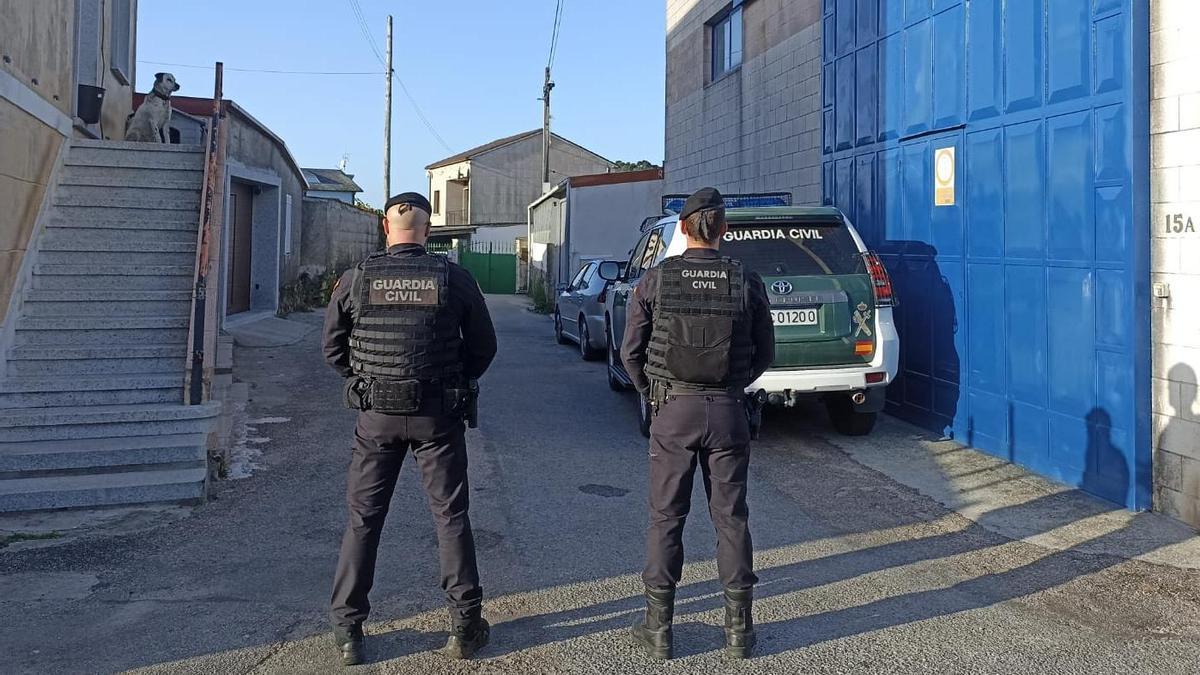 Agentes en el lugar de Pantrigueira en Vilanova.