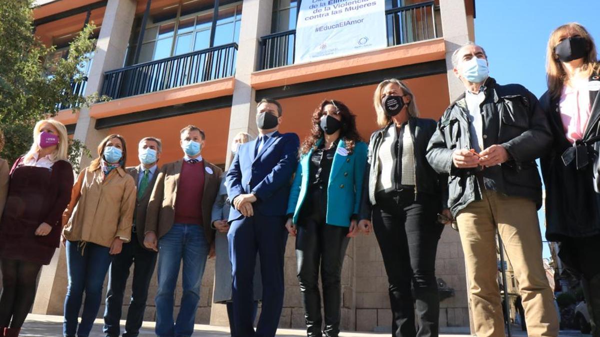 El Ayuntamiento de Córdoba ha desplegado la pancarta del 25 N.