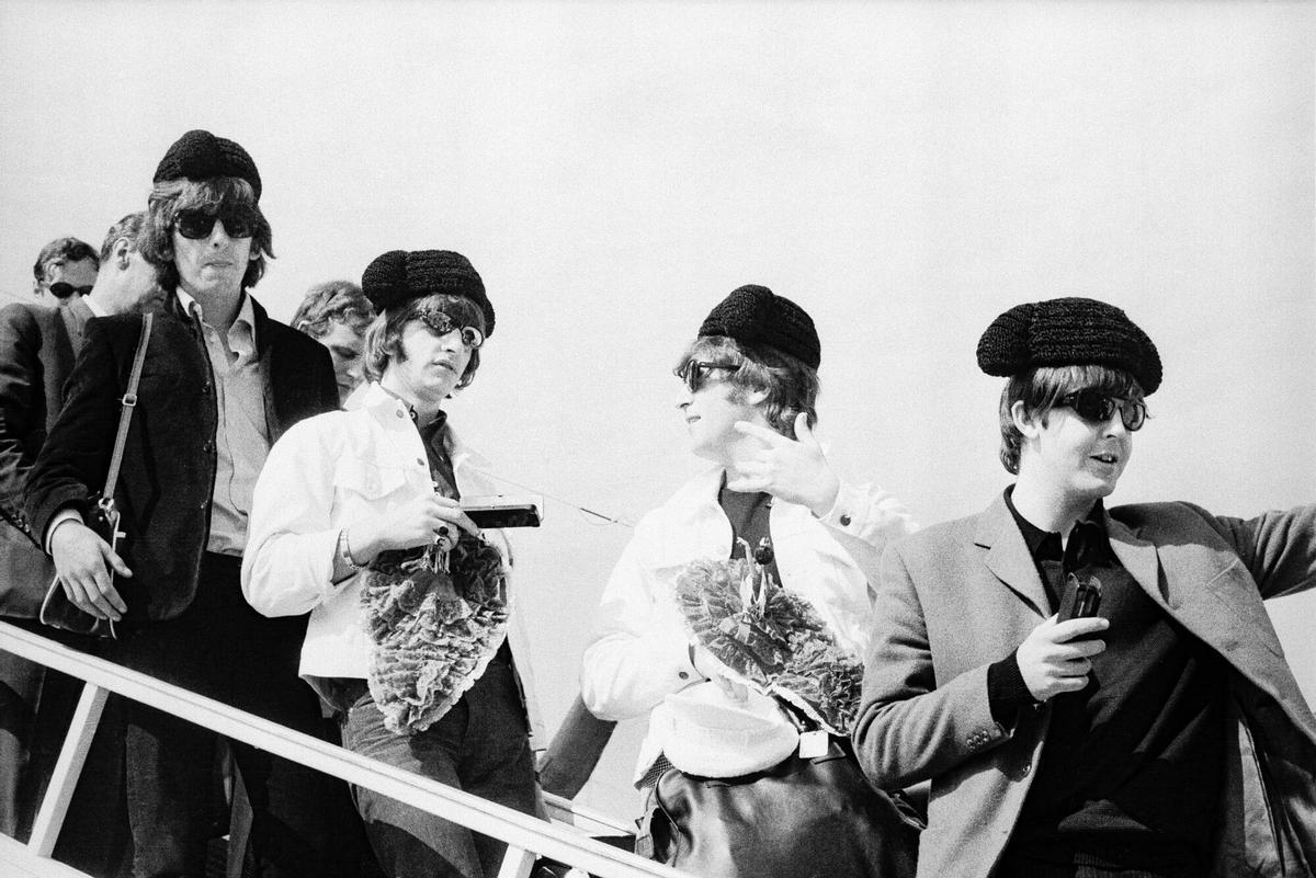 Los Beatles descienden del avión en el aeropuerto del Prat, a su llegada a Barcelona, en 1965.