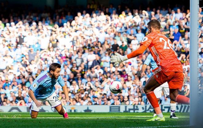 Bernardo Silva (i) marca el 4-0 durante el partido de la Premier League entre el Manchester City y el Watford FC en Manchester.