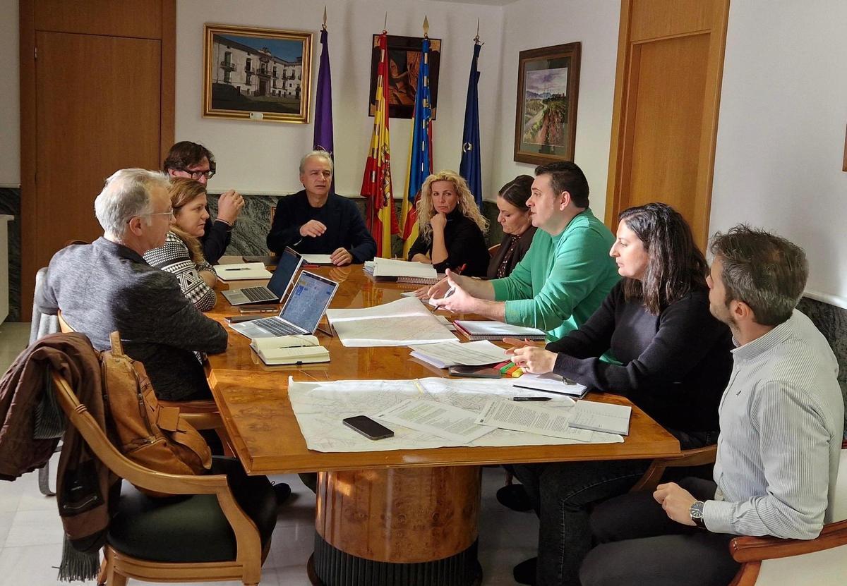 Reunión entre el alcalde de Utiel, Ricardo Gabaldón, y el Comisionado para la Reconstrucción de la Dana del Gobierno de España.
